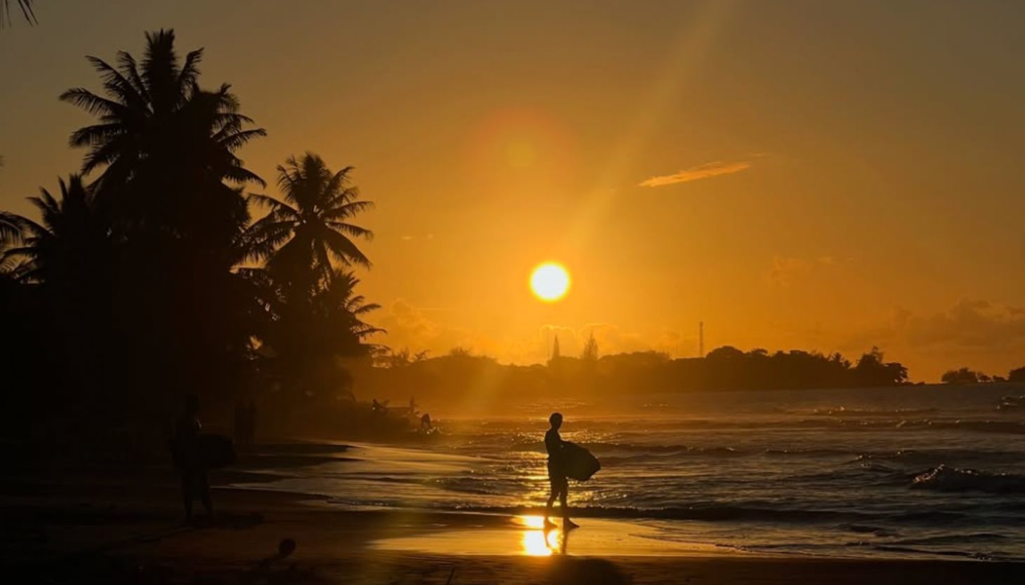 tahitian-are-cours-surf-sunset